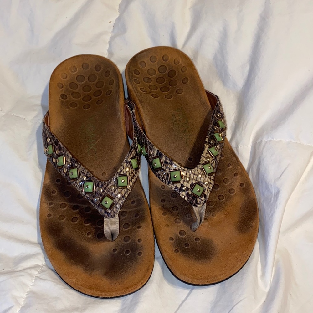Vionic Floriana sandals snakeskin with green stones size 7